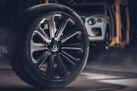 Bentley Bentayga cu jante din fibra de carbon