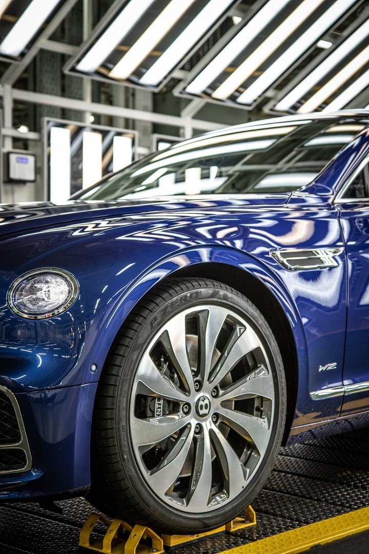 Bentley Flying Spur intra in productie