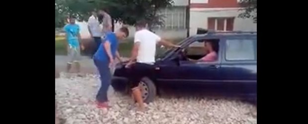 Betivul din Dorohoi care isi ia lopeti pe spinare este tare hazliu!