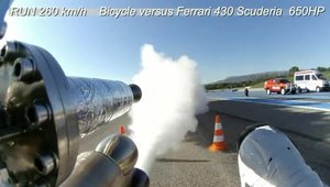 Bicicleta care atinge 333 km/h spulbera un Ferrari F430 Scuderia
