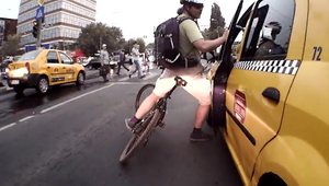 Biciclist vs taximetrist - Romania