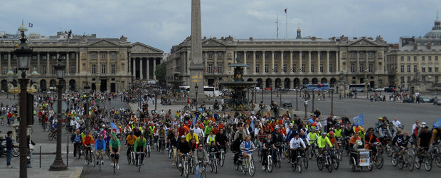 Biciclistii din Paris au voie, conform legii, sa treaca pe rosu