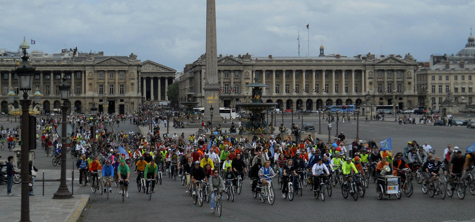 Biciclistii din Paris au voie, conform legii, sa treaca pe rosu