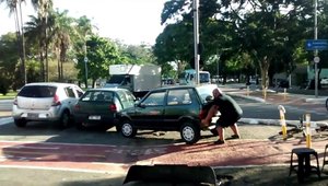 Biciclistul cu muschi din Brazilia muta o masina parcata pe banda pentru biciclete