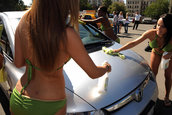 Bikini Car Wash doar pentru hibrizi