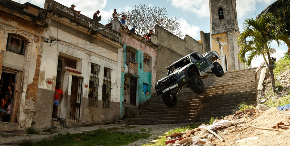 BJ Baldwin face haos pe strazile din Havana, Cuba, la volanul camionetei de 850 cp