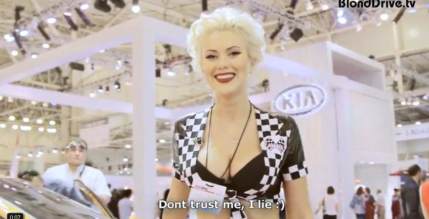 Blonda sexy se intoarce: in vizita la SIA 2012, salon auto din Ucraina