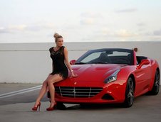 Blonda si Ferrari-ul California T