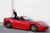 Blonda si Ferrari-ul California T