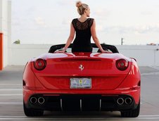 Blonda si Ferrari-ul California T