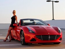 Blonda si Ferrari-ul California T