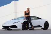 Blonda si Lamborghini-ul Huracan