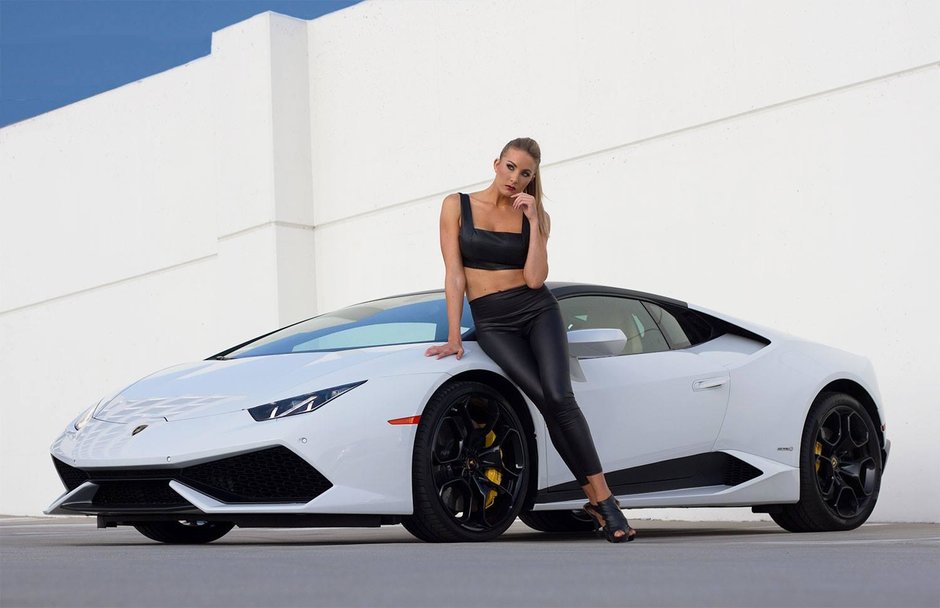 Blonda si Lamborghini-ul Huracan