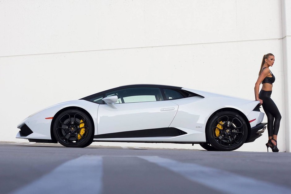 Blonda si Lamborghini-ul Huracan