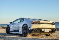 Blonda si Lamborghini-ul Huracan