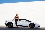 Blonda si Lamborghini-ul Huracan