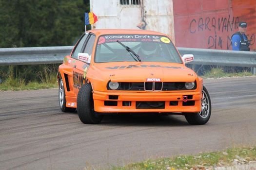 BMW 330 e30 Motor-v8 4.0