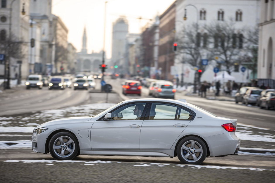 BMW 330e - Galerie Foto