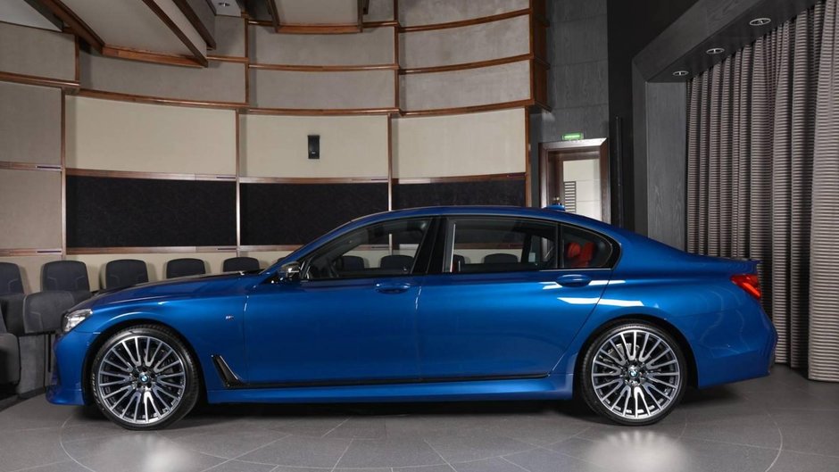 BMW 750Li xDrive in Avus Blue