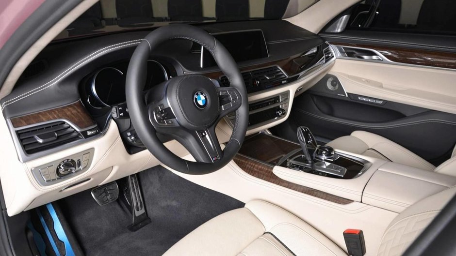 BMW 750Li xDrive in Rose Quartz