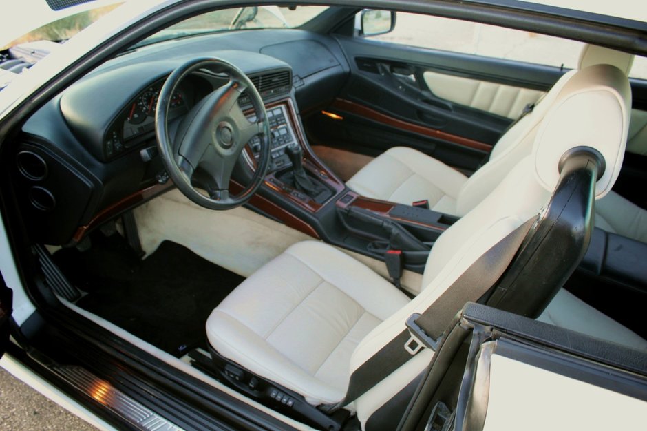 BMW 850CSi cu interior alb