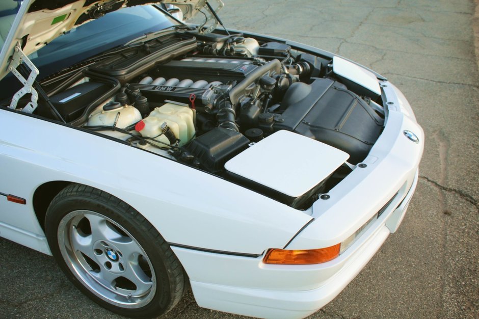 BMW 850CSi cu interior alb