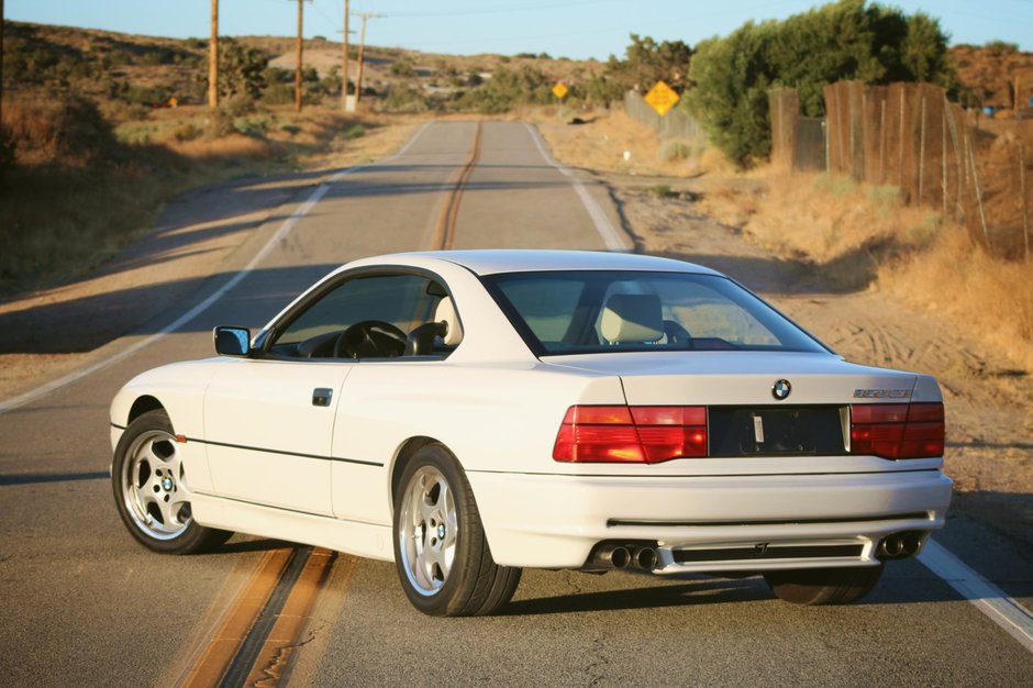 BMW 850CSi cu interior alb