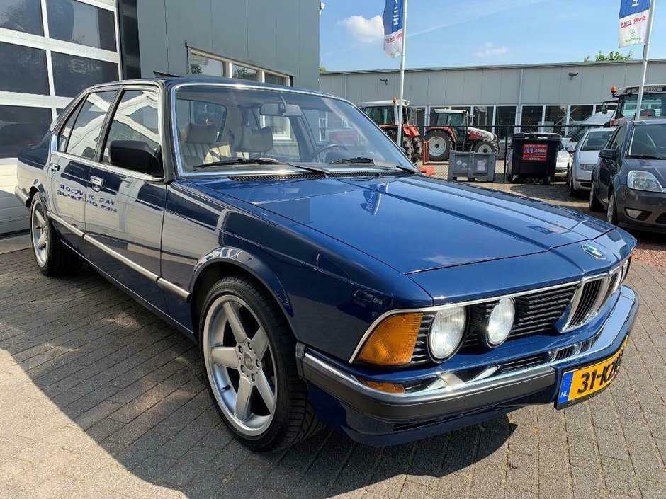 BMW E23 cu motor V8