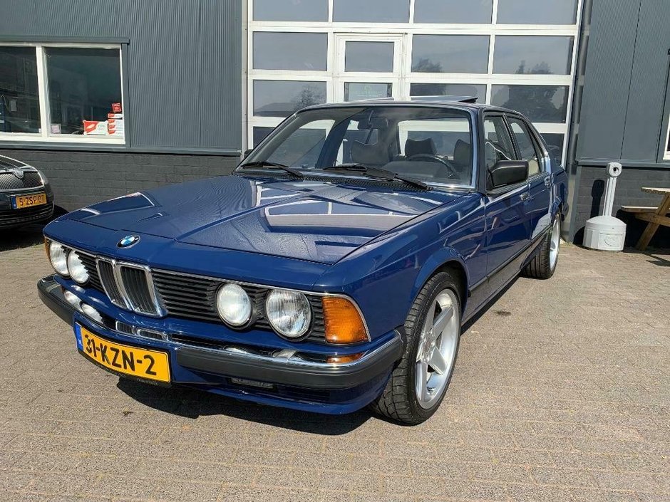 BMW E23 cu motor V8