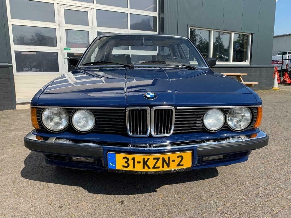 BMW E23 cu motor V8