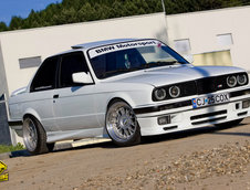 BMW E30 by Pista