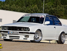 BMW E30 by Pista