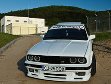 BMW E30 by Pista