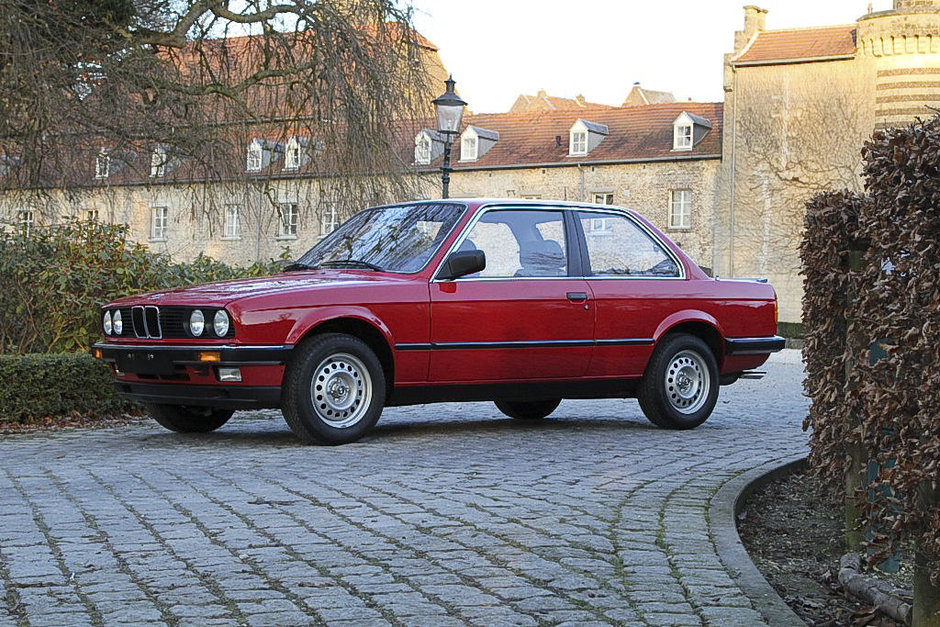 BMW E30 cu 247 km la bord