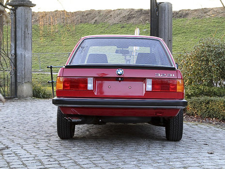 BMW E30 cu 247 km la bord