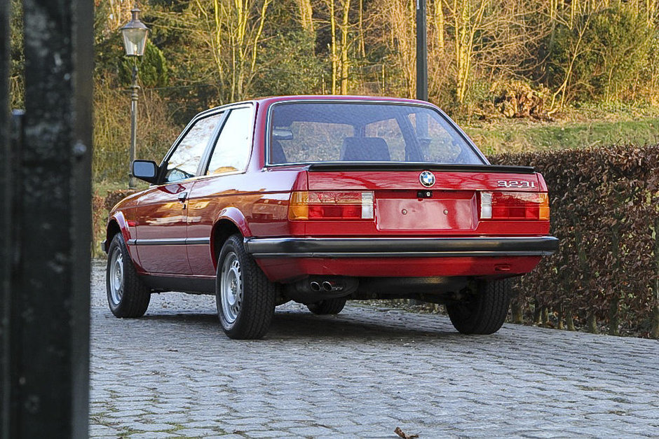 BMW E30 cu 247 km la bord