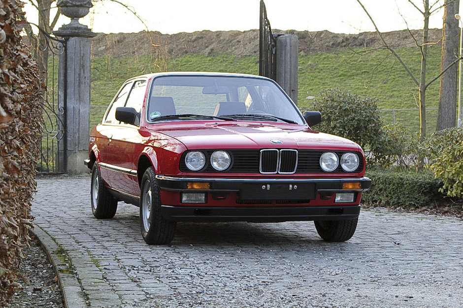 BMW E30 cu 247 km la bord