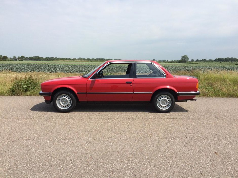 BMW E30 cu 285 km la bord