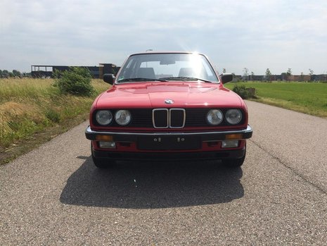 BMW E30 cu 285 km la bord