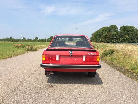 BMW E30 cu 285 km la bord