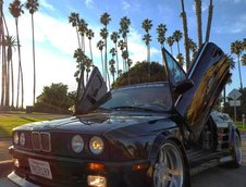BMW E30 cu motor de M3 si lambo doors