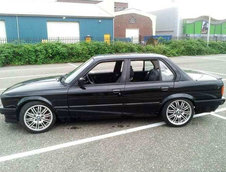BMW E30 cu motor V8
