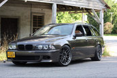 BMW E39 cu motor de 7 litri