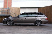 BMW E39 cu motor de 7 litri