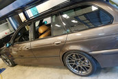 BMW E39 cu motor de 7 litri