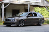 BMW E39 cu motor de 7 litri