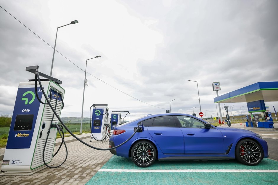 BMW i4 M50 testeaza cel mai mare hub de incarcare din Romania