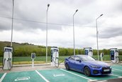 BMW i4 M50 testeaza cel mai mare hub de incarcare din Romania