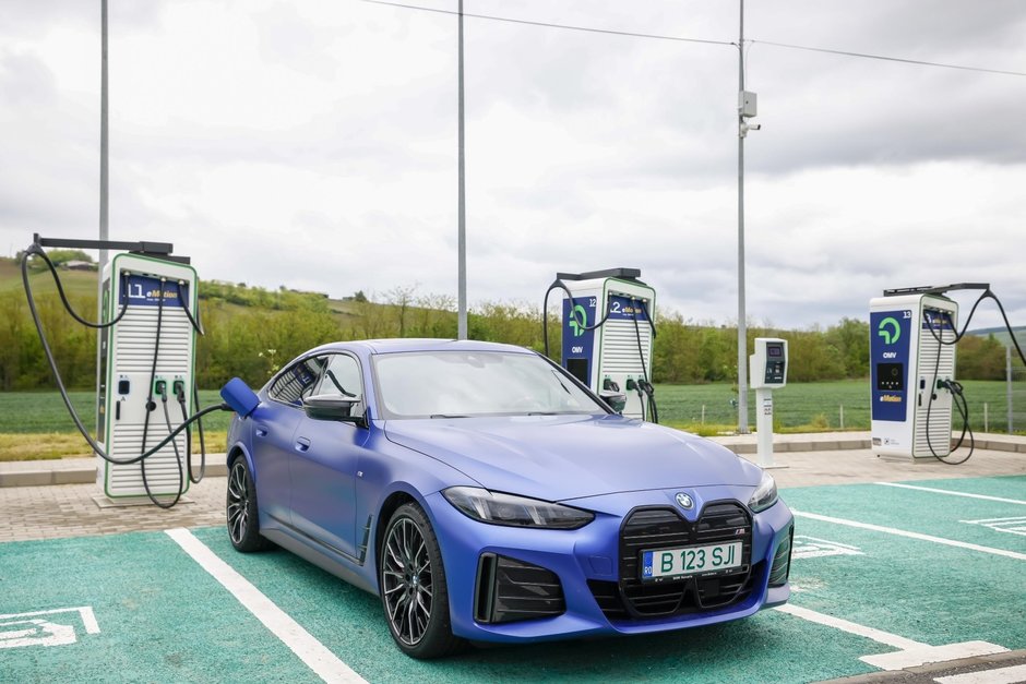 BMW i4 M50 testeaza cel mai mare hub de incarcare din Romania
