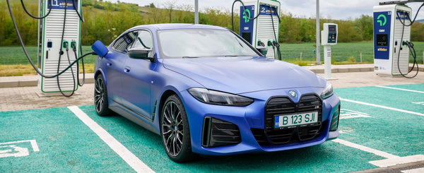 BMW i4 M50 testeaza cel mai mare hub de incarcare din Romania